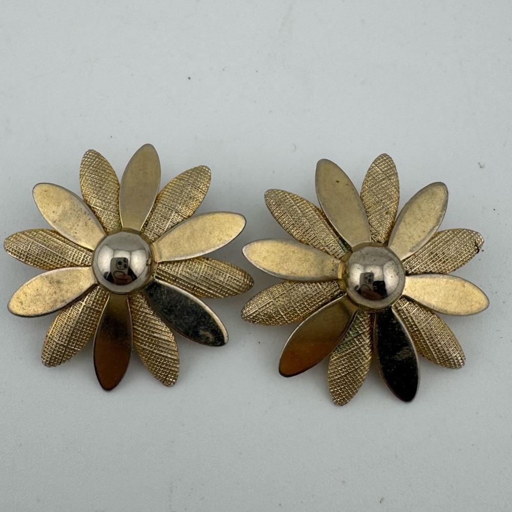 Sarah‎ Coventry Daisy Art Deco Gold Tone Vintage Flower Earrings Clip On